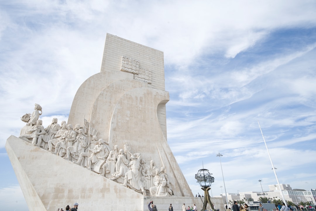 Monument au Travailleur : symbole de dévouement et d'art au Portugal - Funchal | Secret World Trip Planner