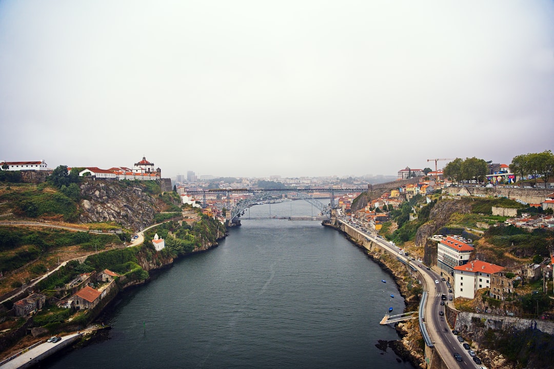 Découvrez Simon Bolivar : Histoire et Culture au Portugal - Igreja | Secret World Trip Planner