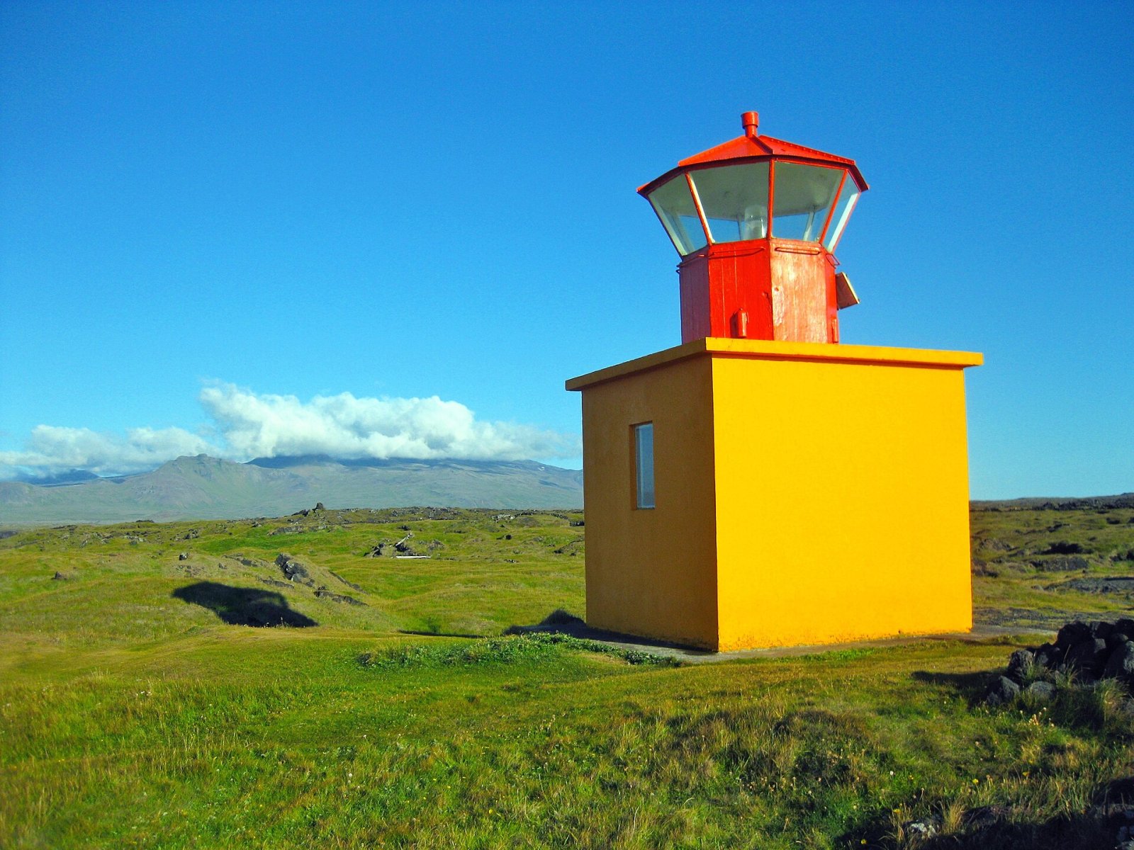 Découvrez Kirkjuhóll : Le Charmant Phare d'Islande - Staðarstaður | Secret World Trip Planner
