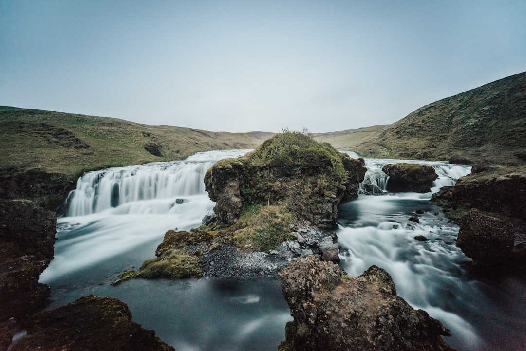 Scopri la Magia di Ófærufoss: La Cascata Islandese da Non Perdere | Secret World Trip Planner