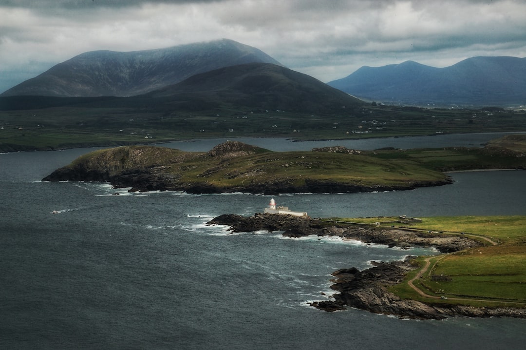 Découvrez le phare de Ballycurrin : Un trésor de la côte irlandaise - Ballycurrin | Secret World Trip Planner