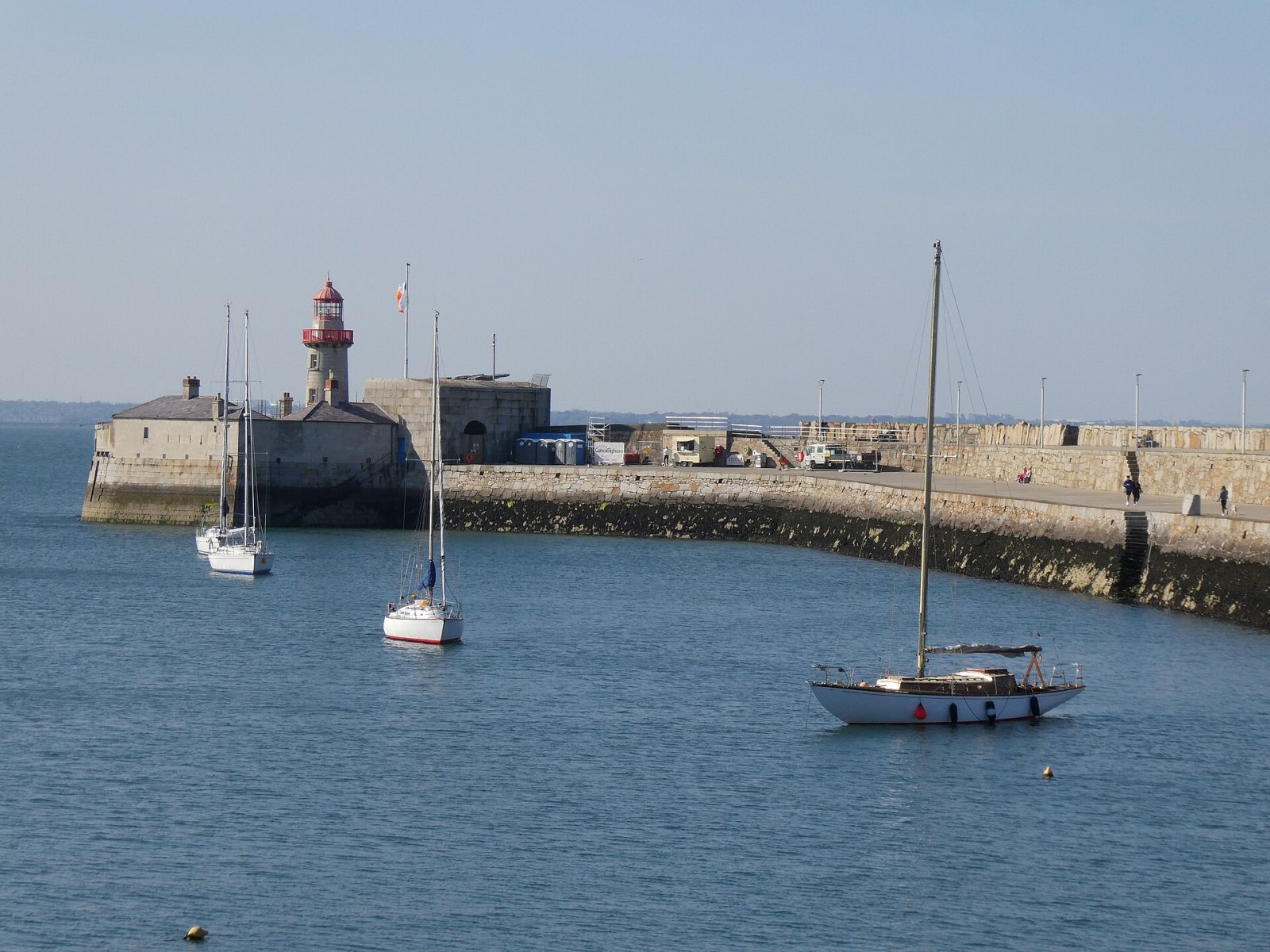 Entdecken Sie den Dun Laoghaire East Leuchtturm in Irland - Glasthule | Secret World Trip Planner