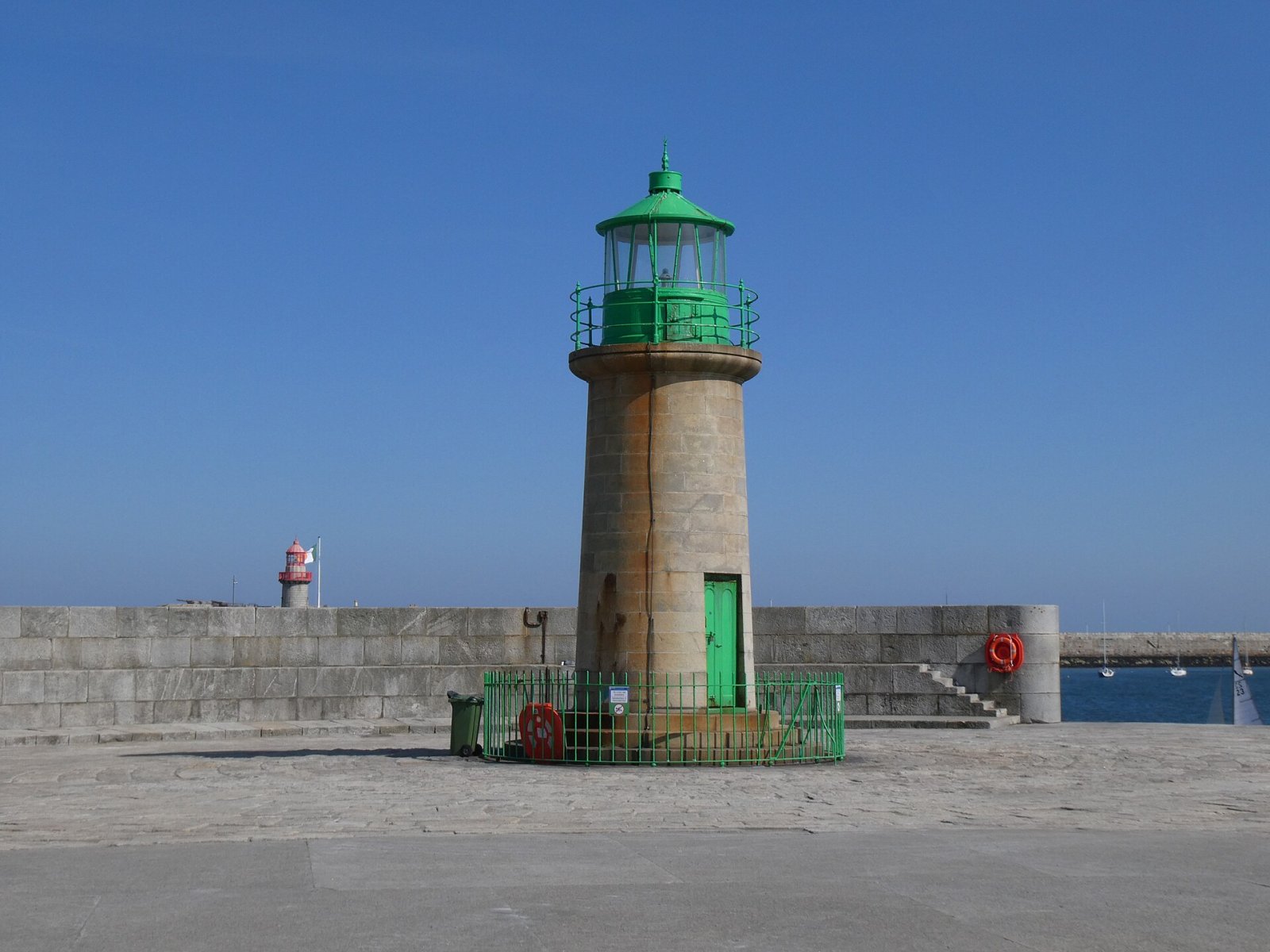 Dun Laoghaire West Lighthouse: Un Faro sulla Costa Irlandese - Dublin | Secret World Trip Planner