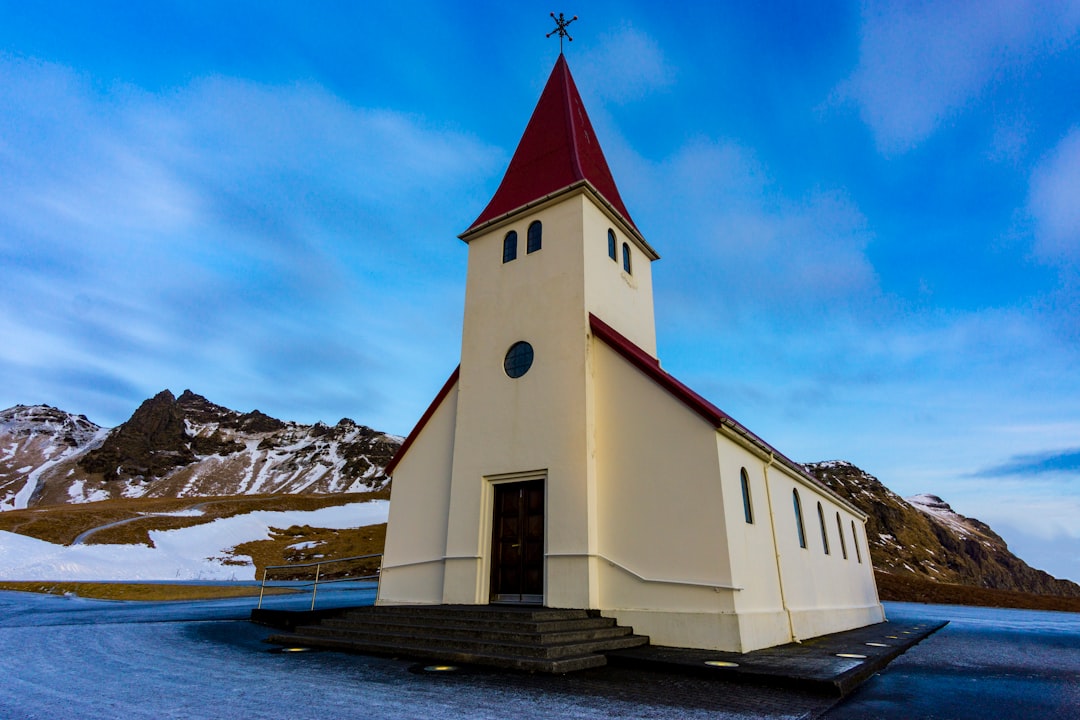 Découvrez la magie de l'église Vik en Islande - Vík | Secret World Trip Planner