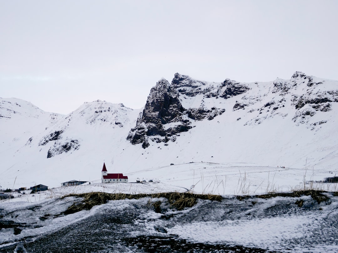 Découvrez la magie de l'église Vik en Islande - Vík | Secret World Trip Planner