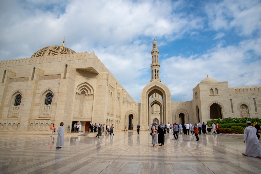 Découvrir la Mosquée d'Oman : Un Voyage dans la Culture Islamique | Secret World Trip Planner