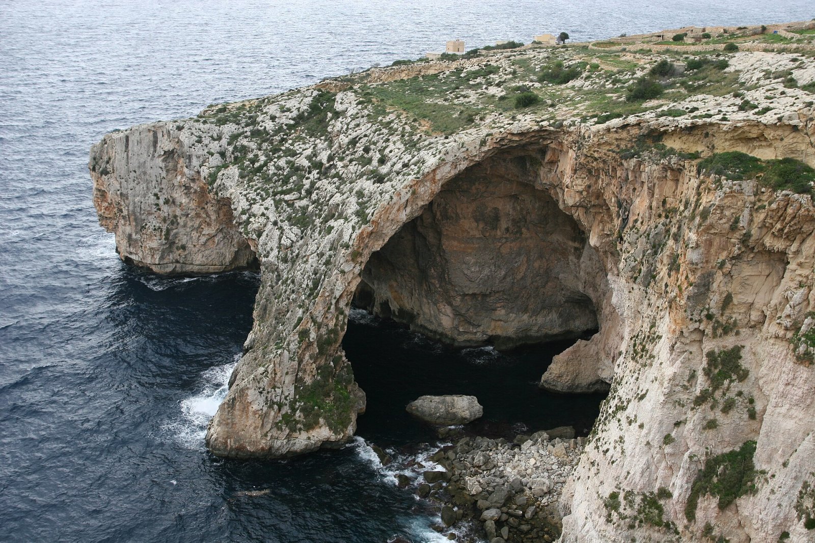 Entdecken Sie Taħt il-Ħnejja: Die Magie der Blauen Grotte in Malta - Panorama | Secret World Trip Planner