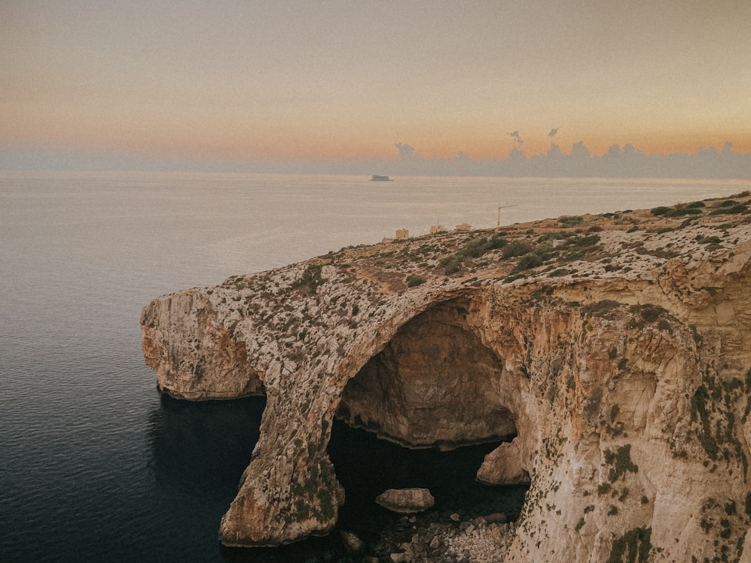 Entdecken Sie die Magie der Blauen Grotte in Malta - RF93+XP3 | Secret World Trip Planner