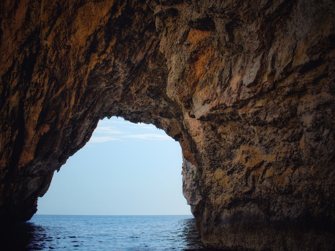 Entdecken Sie die Magie der Blauen Grotte in Malta - RF93+XP3 | Secret World Trip Planner