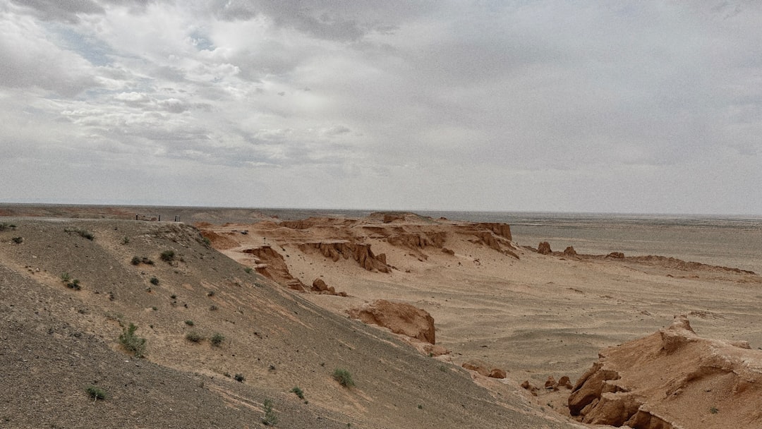 Falaises enflammées : les roches rouges du Gobi - 4PRC+X6G | Secret World Trip Planner