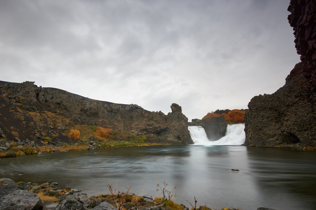 Hjálparfoss: Die Zwillingsfälle im Basalt-Amphitheater - Hjálparvegur 3361 | Secret World Trip Planner