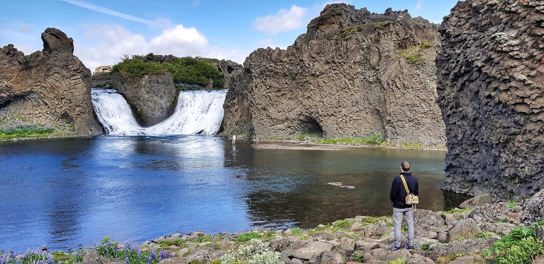 Hjálparfoss : les chutes jumelles en basalte - Hjálparvegur 3361 | Secret World Trip Planner