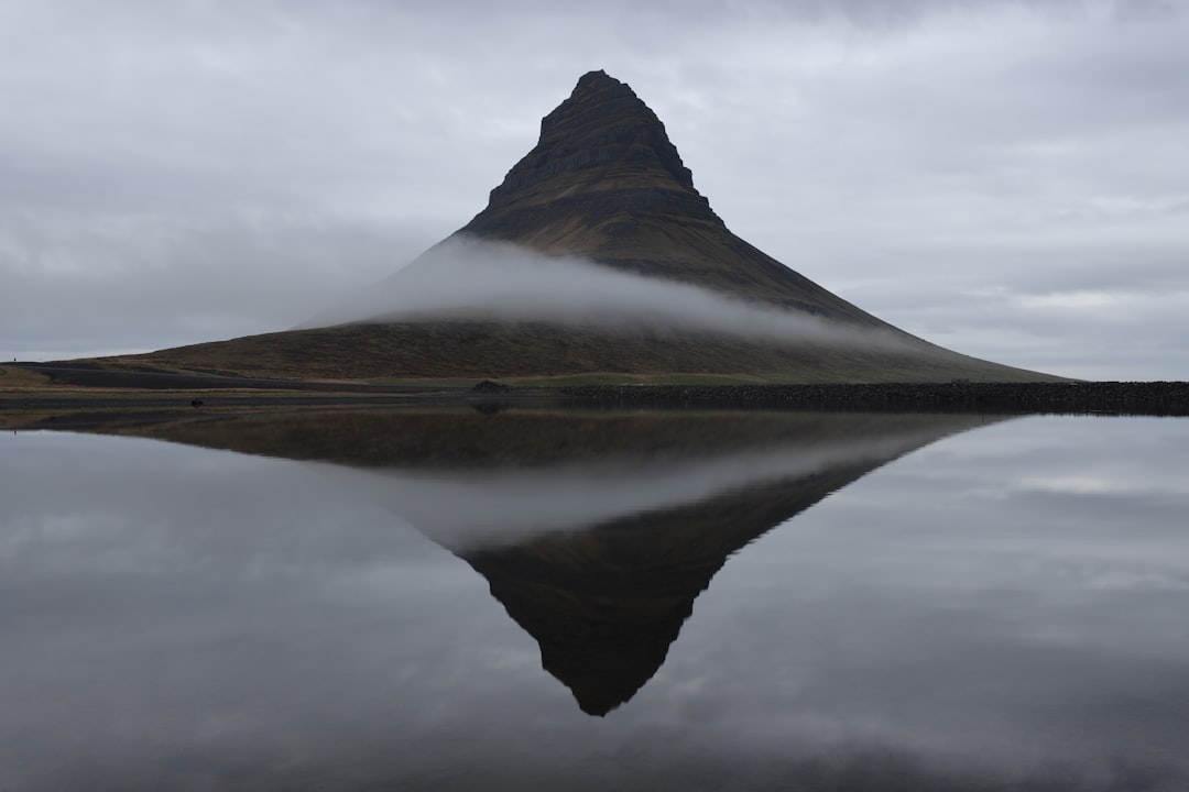 Kirkjufell : La Montagne Iconique d'Islande - Grundarfjörður | Secret World Trip Planner
