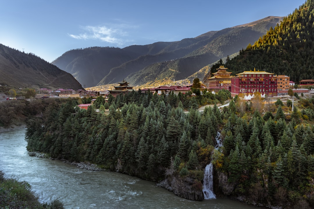 Vins d'altitude à Shangri-La : vignobles et Himalaya - Diqing Tibetan Autonomous Prefecture | Secret World Trip Planner