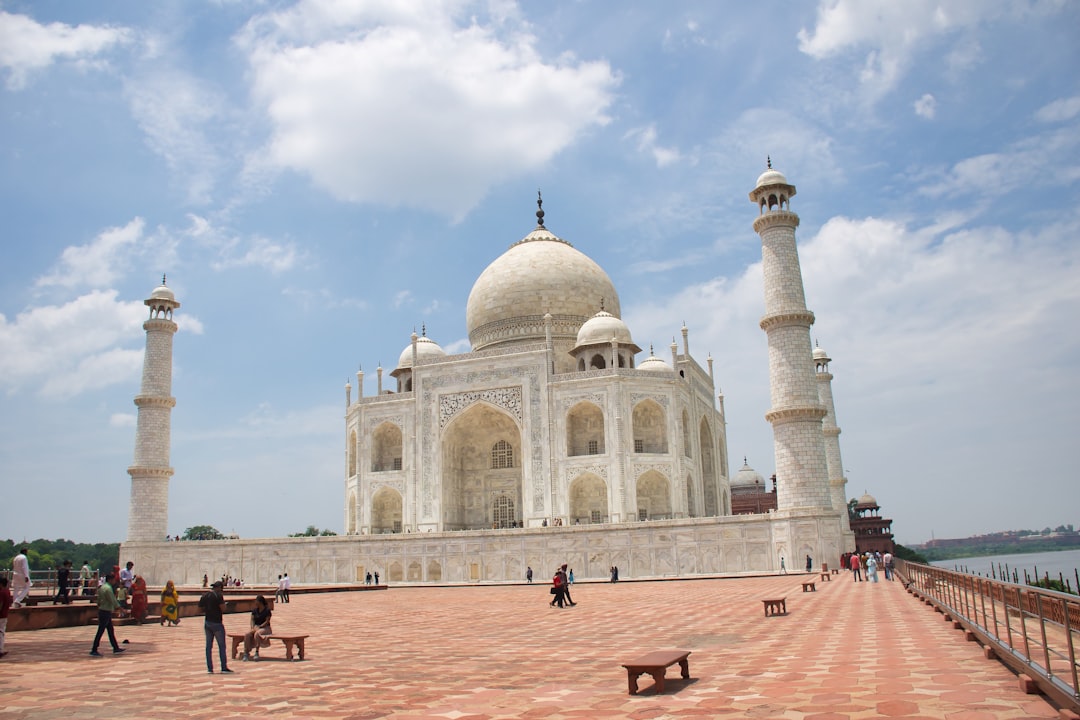 Taj Mahal bei Sonnenaufgang: Farben am Yamuna - Agra | Secret World Trip Planner