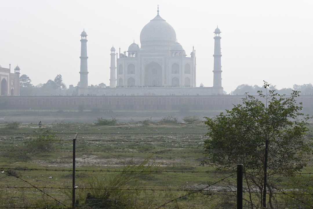 Taj Mahal bei Sonnenaufgang: Farben am Yamuna - Agra | Secret World Trip Planner