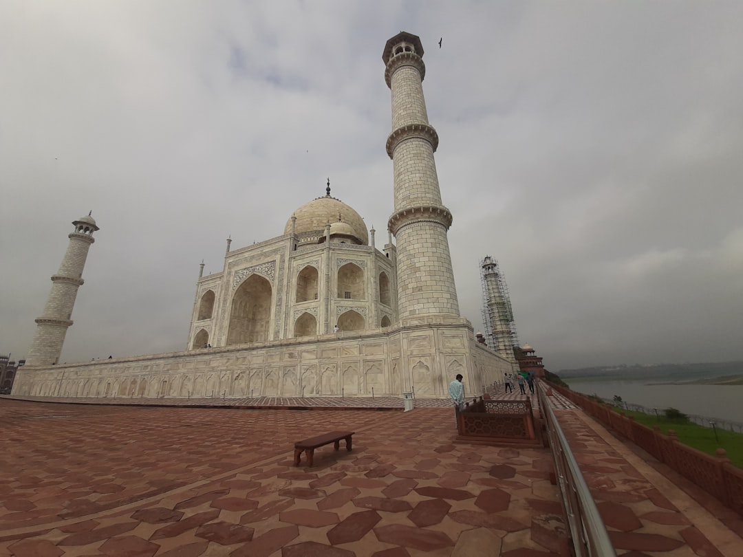 Taj Mahal à l'aube : lumières et couleurs sur la Yamuna - Agra | Secret World Trip Planner