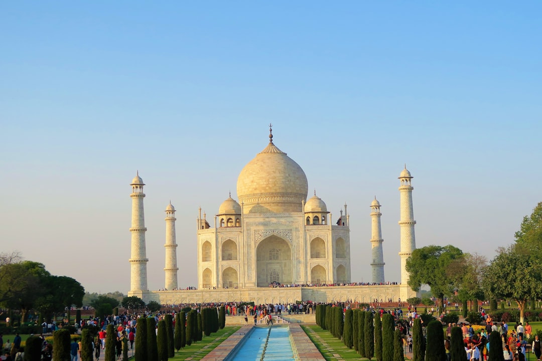 Taj Mahal à l'aube : lumières et couleurs sur la Yamuna - Agra | Secret World Trip Planner