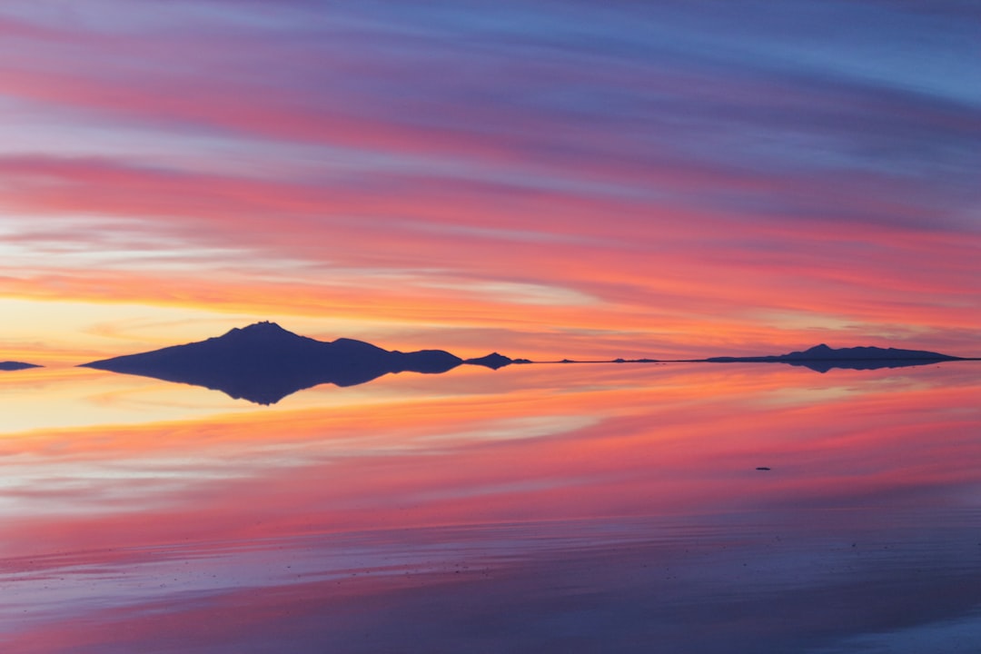 Salar de Uyuni au coucher du soleil : miroir du ciel bolivien - Bolivia South America | Secret World Trip Planner