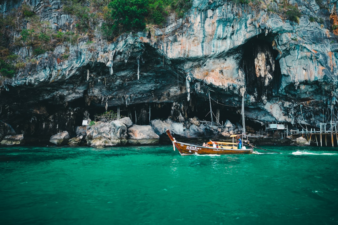 Découvrez la magie de la grotte Phra Nang Nai en Thaïlande - Mueang Krabi District | Secret World Trip Planner
