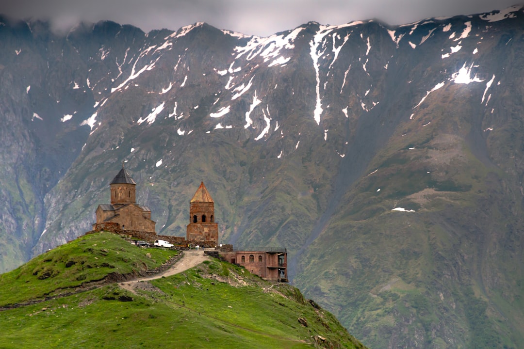 Monastero di Geghard: pietra, silenzio e fede in Armenia - 4RR9+74 | Secret World Trip Planner