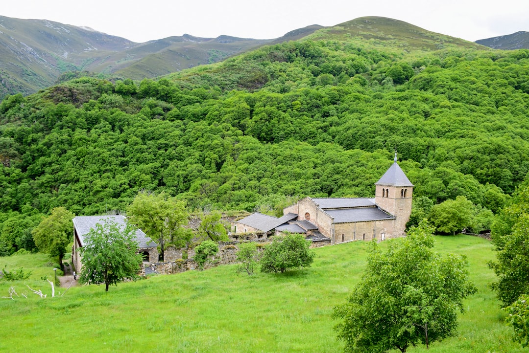 Geghard: il monastero armeno scavato nella roccia - 4RR9+74 | Secret World Trip Planner