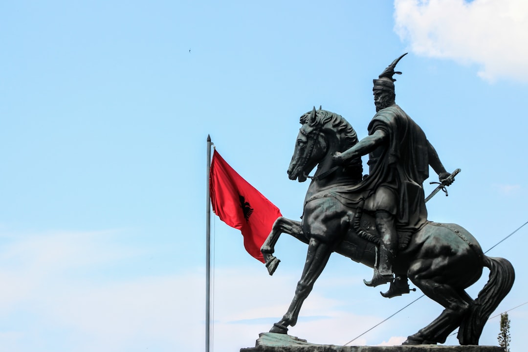Denkmal der Unabhängigkeit: Symbol der albanischen Freiheit - Vlorë | Secret World Trip Planner