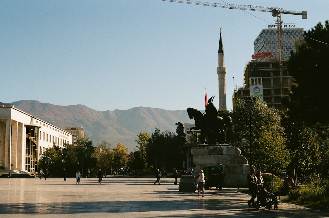 Denkmal der Unabhängigkeit: Symbol der albanischen Freiheit - Vlorë | Secret World Trip Planner