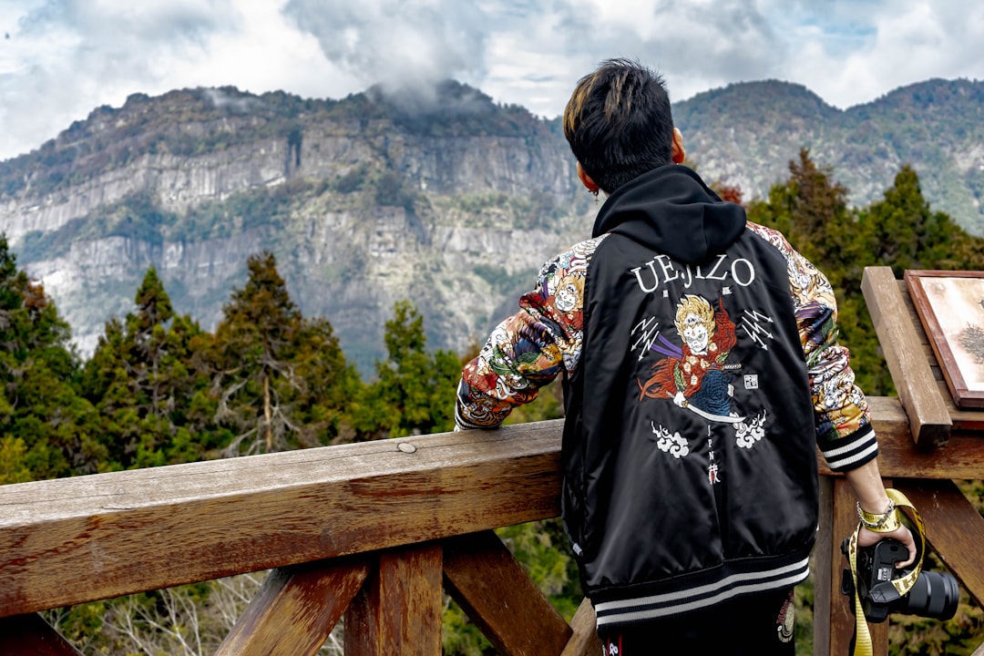 Alishan : un lever de soleil entre nuages et cyprès - Alishan Township | Secret World Trip Planner