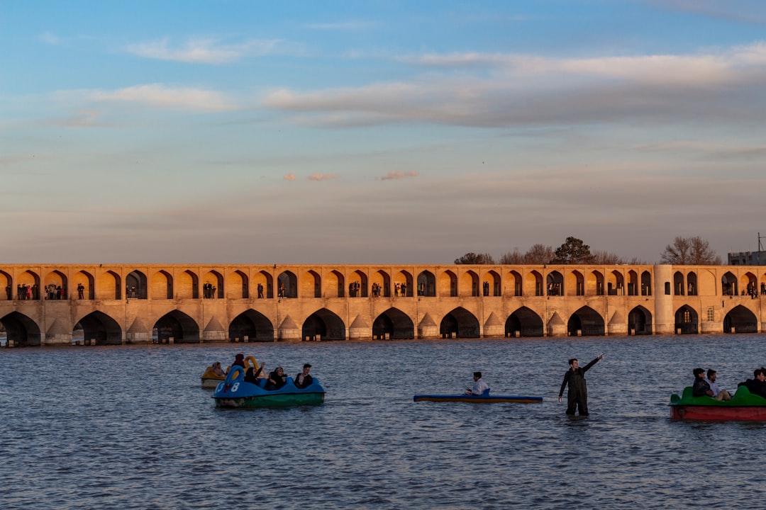 Si-o-se Pol: Die 33 Bögen Brücke von Isfahan - Esfahan | Secret World Trip Planner