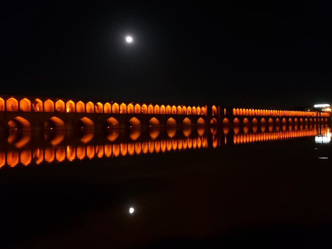 Si-o-se Pol: Die 33 Bögen Brücke von Isfahan - Esfahan | Secret World Trip Planner