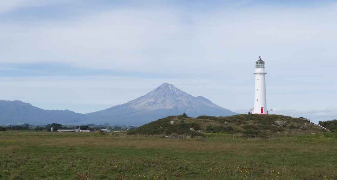 Kap Egmont Leuchtturm: Der gestreifte Leuchtturm von Taranaki - 377-379 Cape Road | Secret World Trip Planner