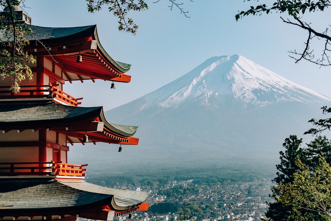 Chureito Pagoda: l'architettura che incornicia il Fuji - Fujiyoshida | Secret World Trip Planner