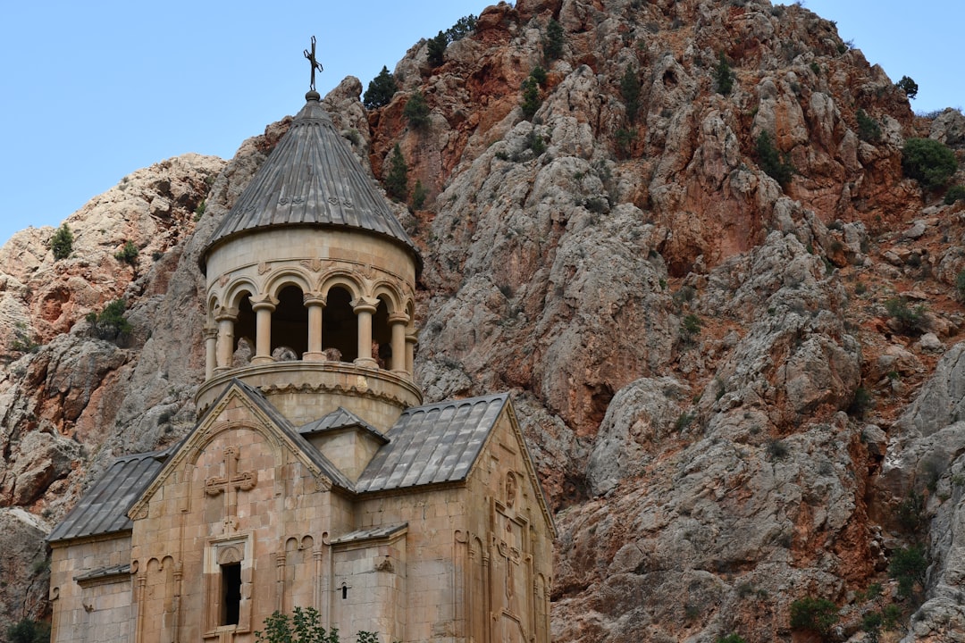 Noravank: il monastero armeno nella gola di roccia rossa — Noravank Monastery Rd