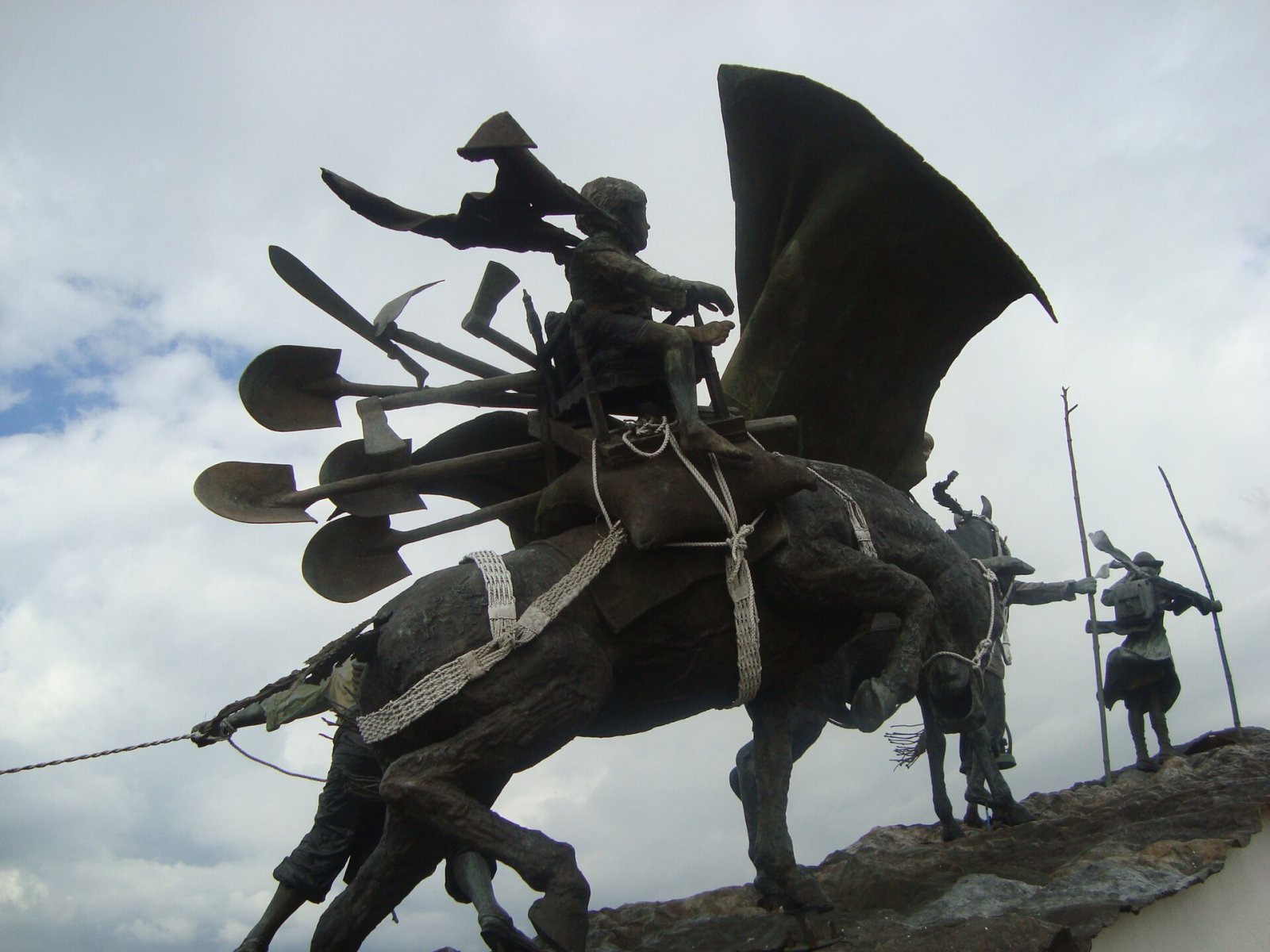 Monument aux Colonisateurs : symbole de Manizales en Colombie - Manizales | Secret World Trip Planner