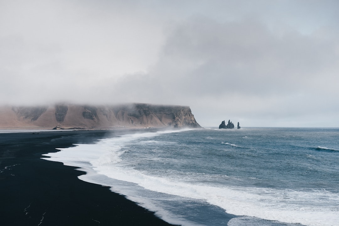 Découvrez Stóra Dímon : la montagne enchanteresse d'Islande | Secret World Trip Planner