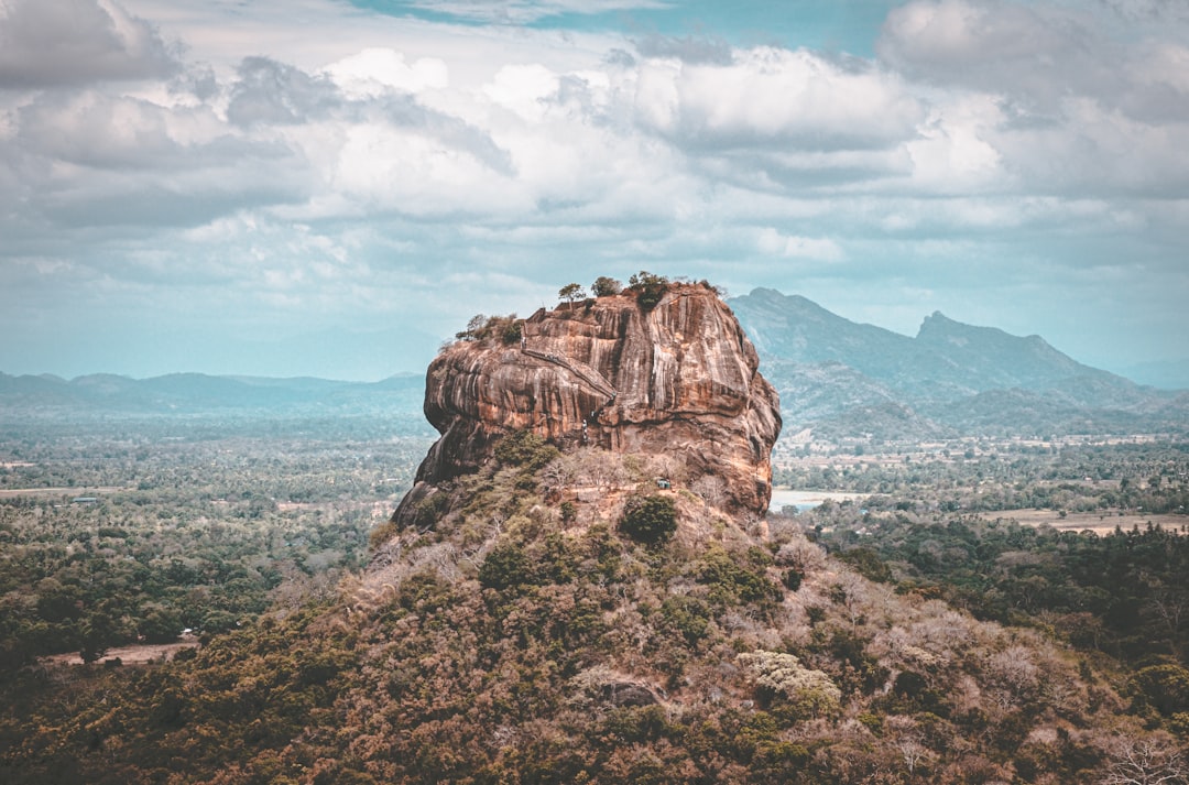 Entdecken Sie Lion Rock: Ein Naturjuwel in Sri Lanka - Sigiriya | Secret World Trip Planner