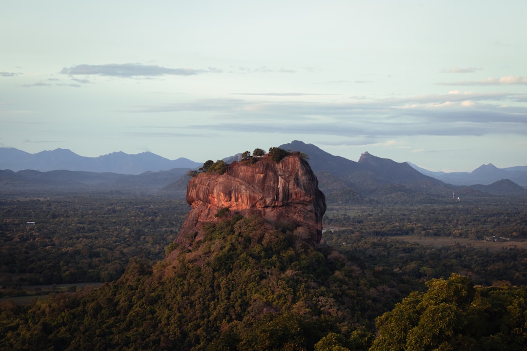 Entdecken Sie Lion Rock: Ein Naturjuwel in Sri Lanka - Sigiriya | Secret World Trip Planner