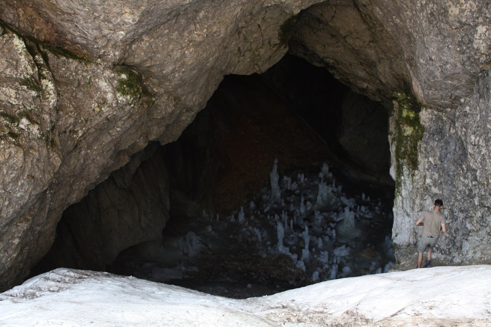 Entdecken Sie die faszinierenden Ice Caves Montenegros — Bosača