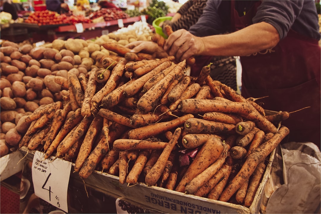 Obor Markt Bukarest: Wo Düfte Geschichten erzählen - Strada Ziduri Moși 4 | Secret World Trip Planner
