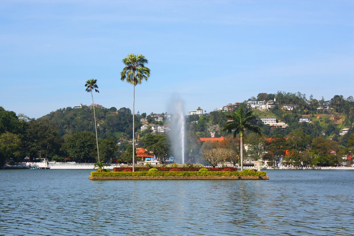 Kandy Lake Trail: A Walk Through Temples and History — lago Kandy