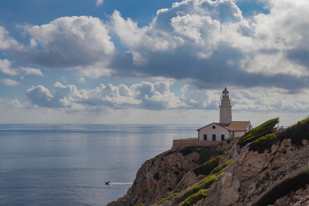 Phare de Capo Murro di Porco : lumière sur la Sicile - Str. Capo Murro di Porco | Secret World Trip Planner