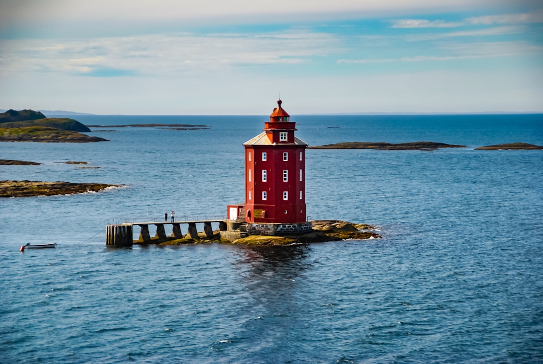 Kjeungskjær : le phare rouge des rochers norvégiens - Postboks 3 | Secret World Trip Planner