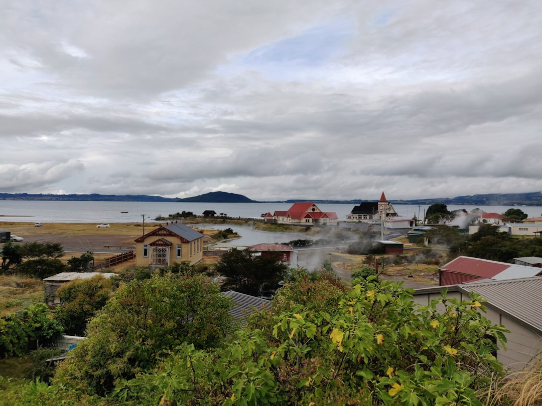 Spa polynésien à Rotorua : détente géothermique au bord du lac - Lakeside | Secret World Trip Planner