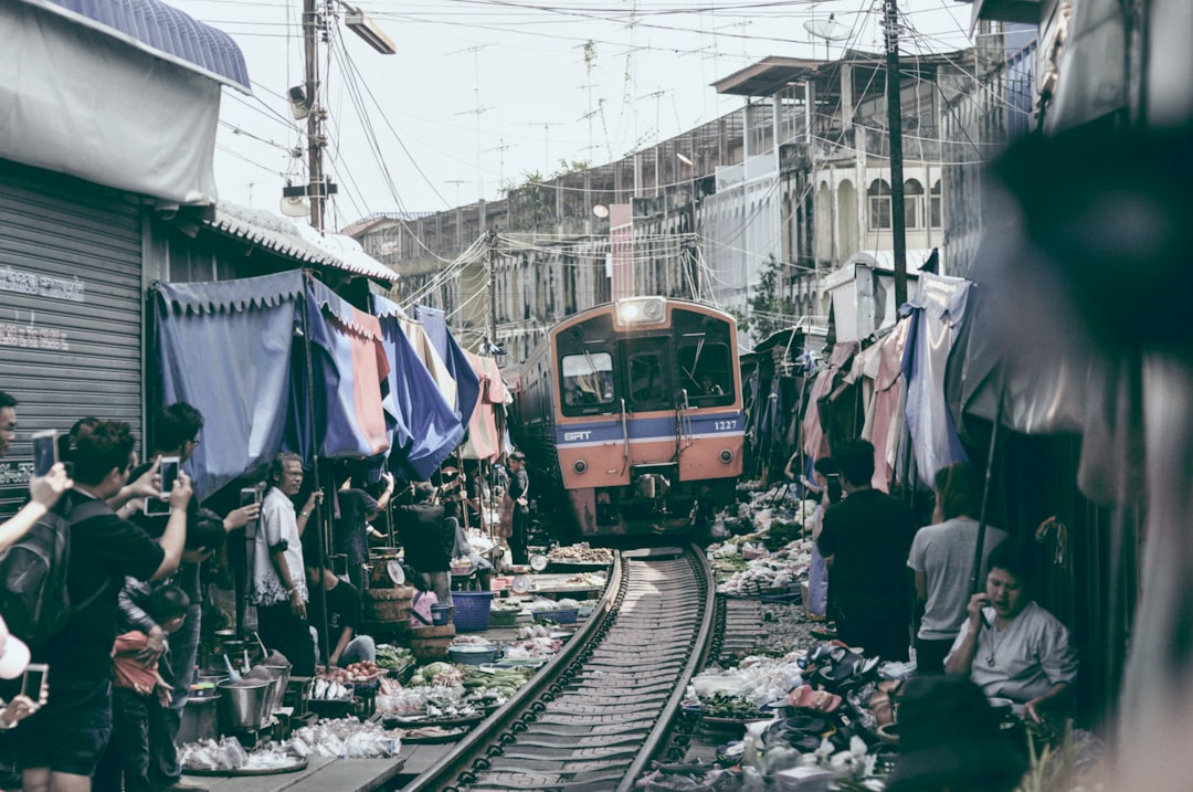 Maeklong : le marché où le train s'arrête — Mueang Samut Songkhram District