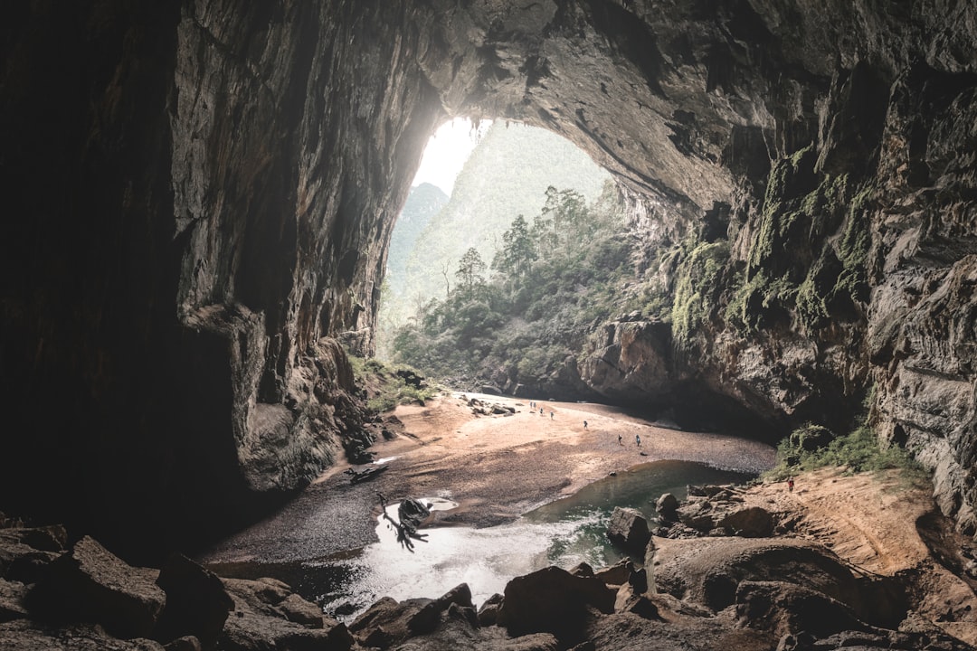 Hang Én: Sleep in the World's Third Largest Cave - Thuong Trach | Secret World Trip Planner