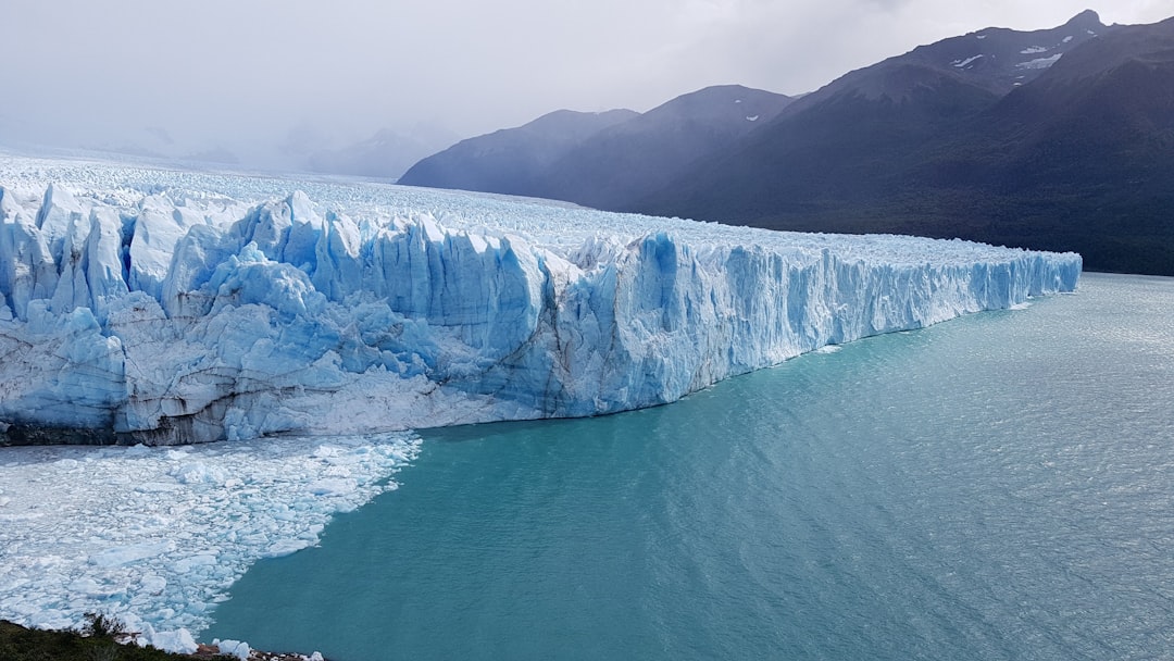 Mirador Perito Moreno au coucher du soleil : glace et lumière dorée - Provincia di Santa Cruz | Secret World Trip Planner