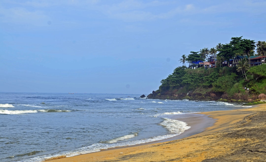 Varkala Beach: scogliere rosse e mare arabico - Varkala | Secret World Trip Planner