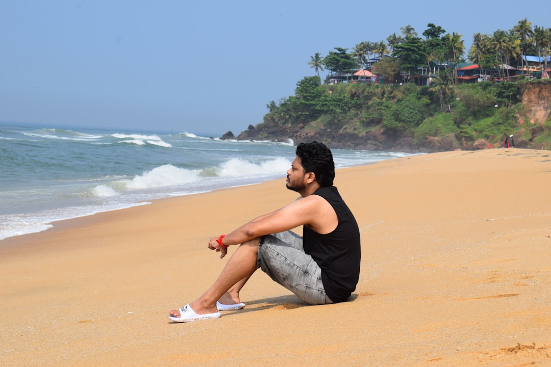 Plage de Varkala : falaises rouges et mer arabe - Varkala | Secret World Trip Planner