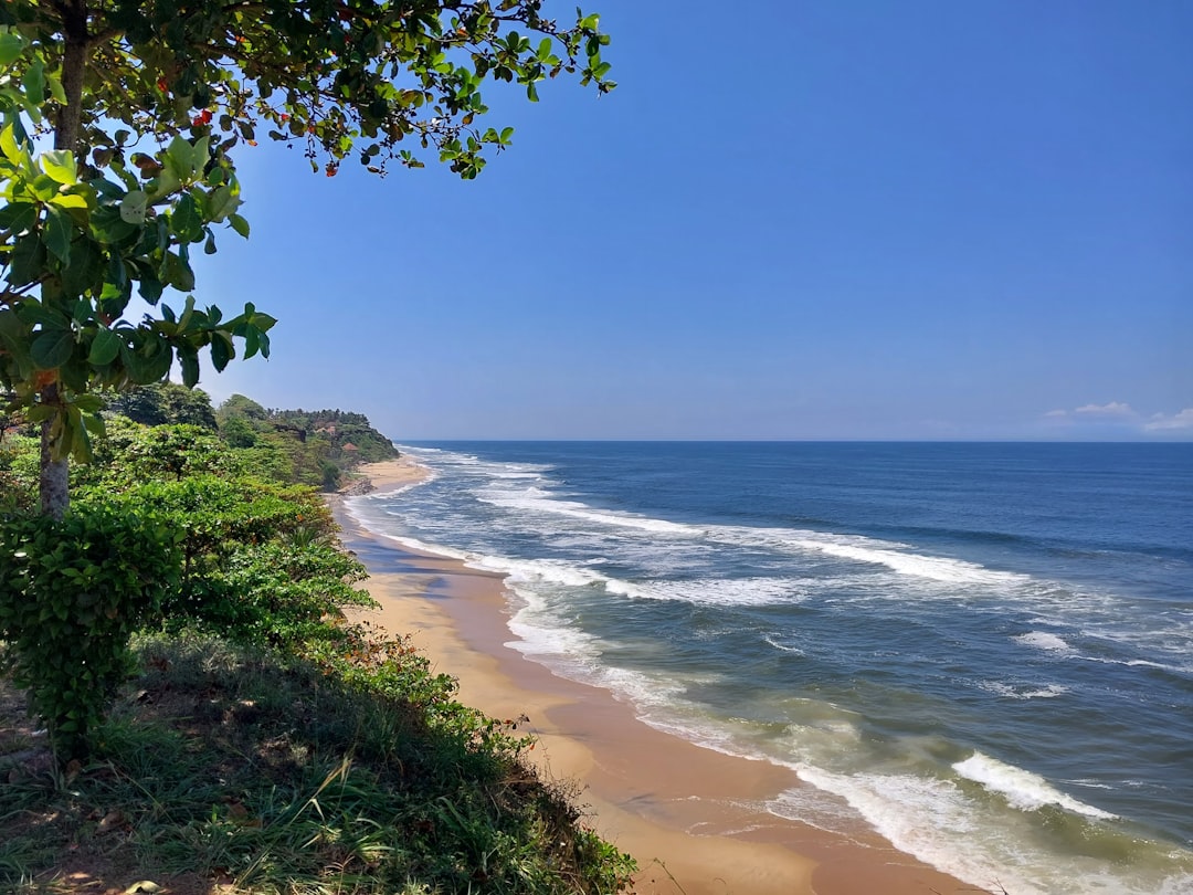 Plage de Varkala : falaises rouges et mer arabe - Varkala | Secret World Trip Planner